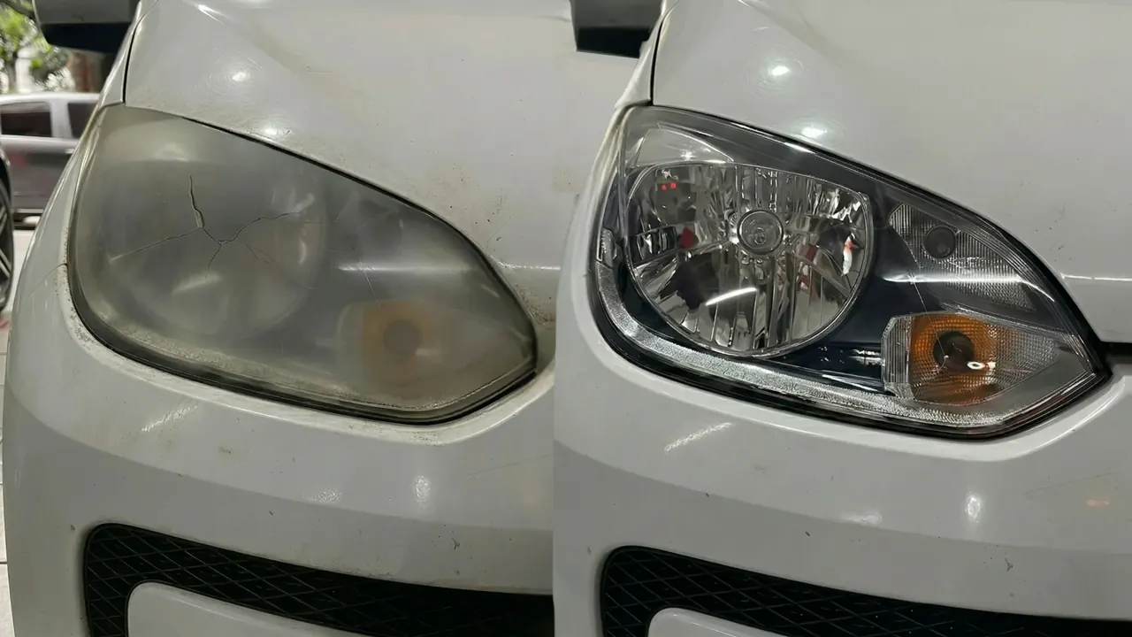 Farol automotivo durante processo profissional de restauração